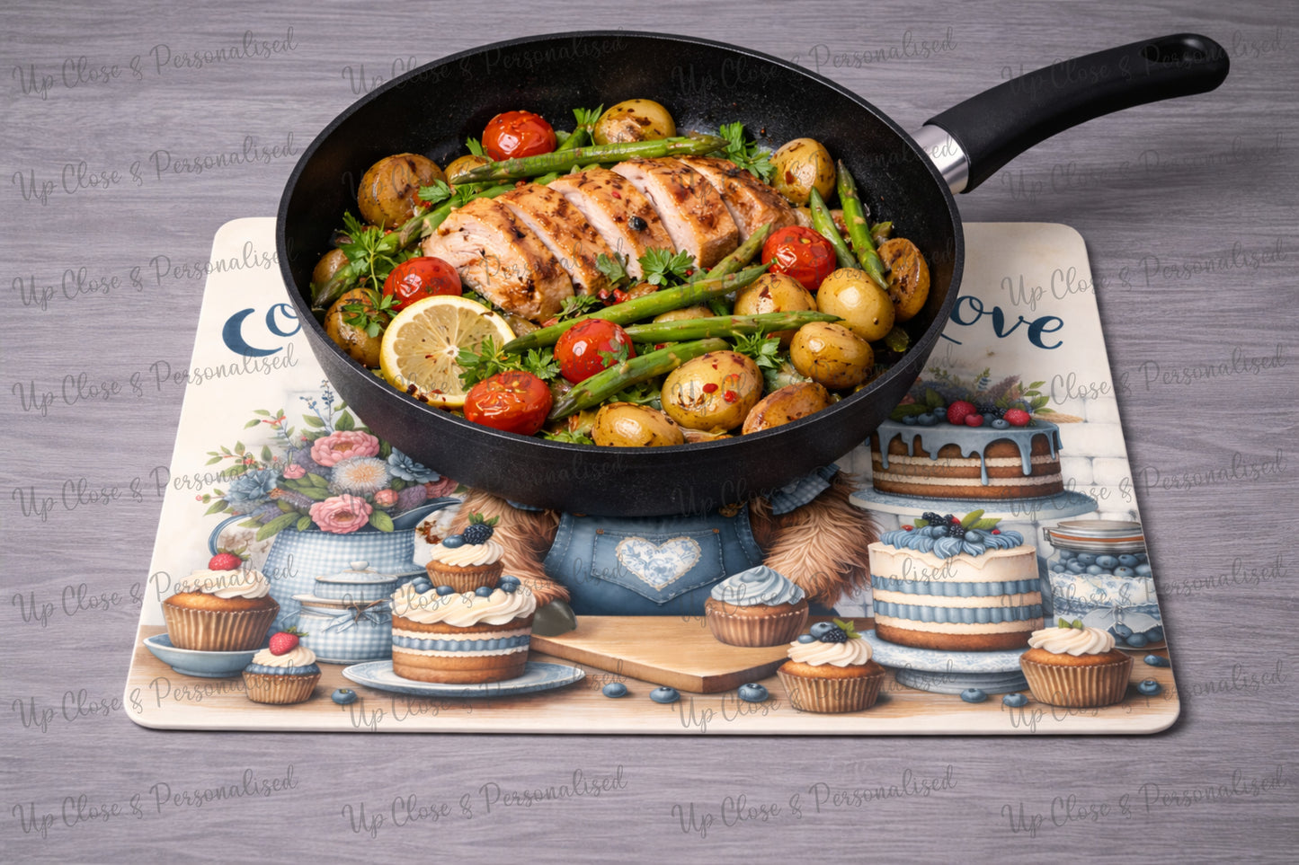 Cooking With Love Highland Cow Glass Chopping Board & Heat Protection Mat – 28 x 20cm