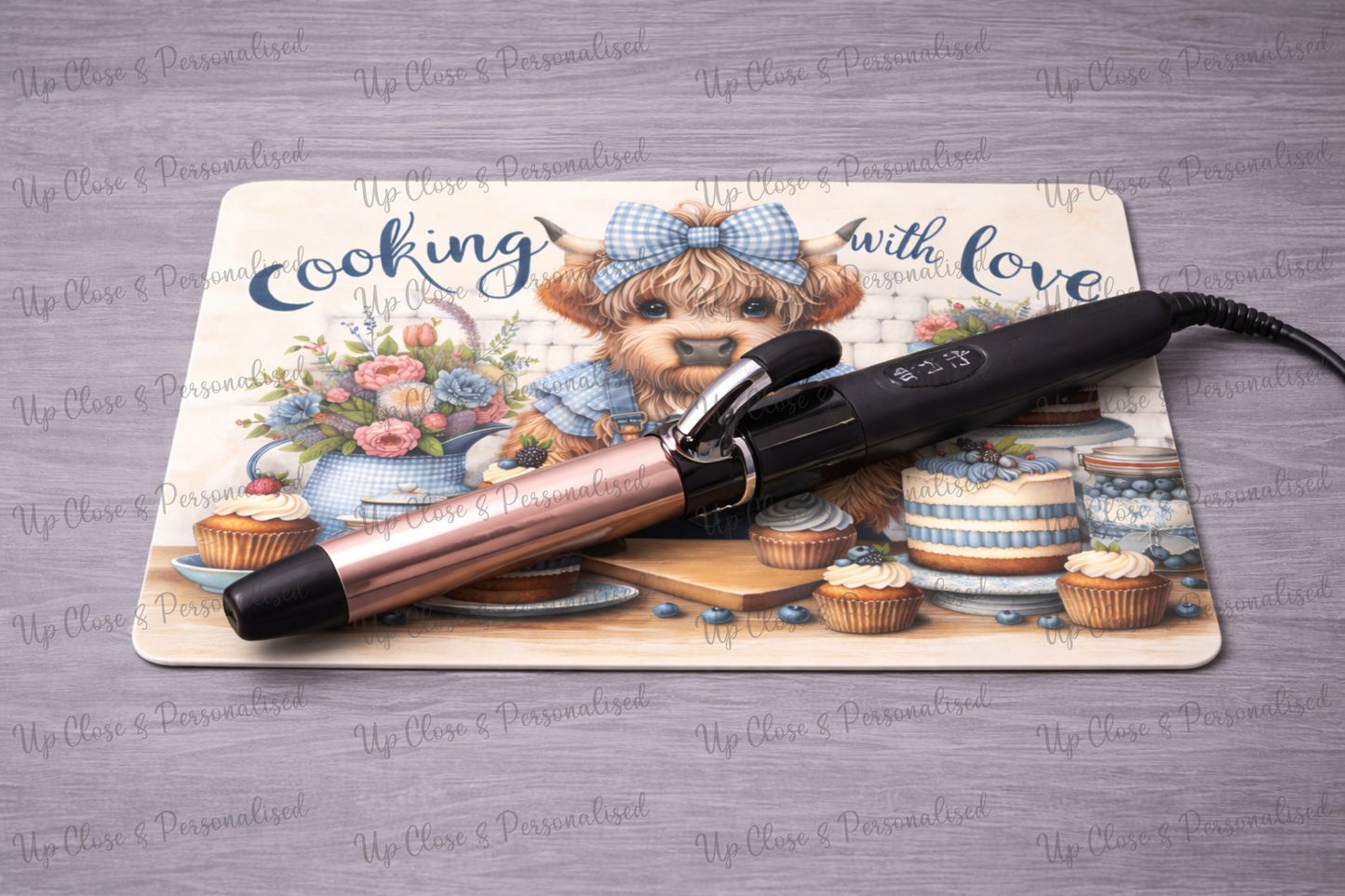 Cooking With Love Highland Cow Glass Chopping Board & Heat Protection Mat – 28 x 20cm